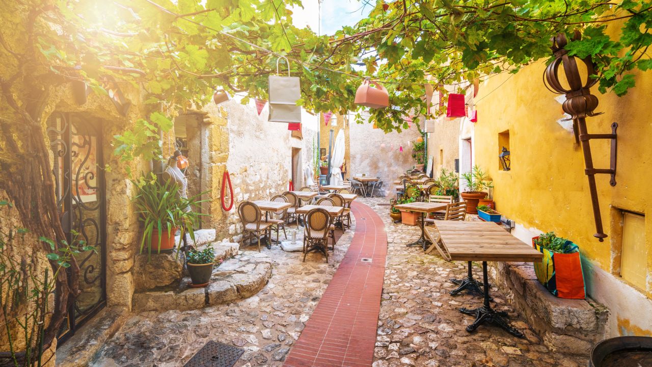 Gasse mit Stühlen in Eze